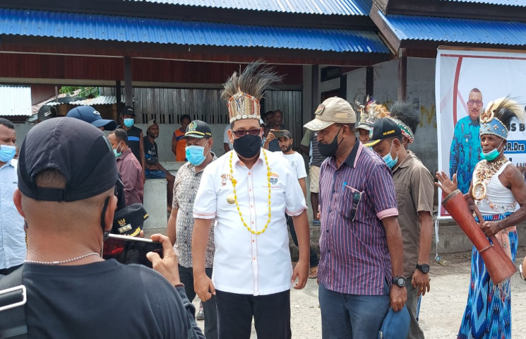 Jejakkan Kaki di Waropen, Pjs Bupati Musa’ad Disambut Adat 